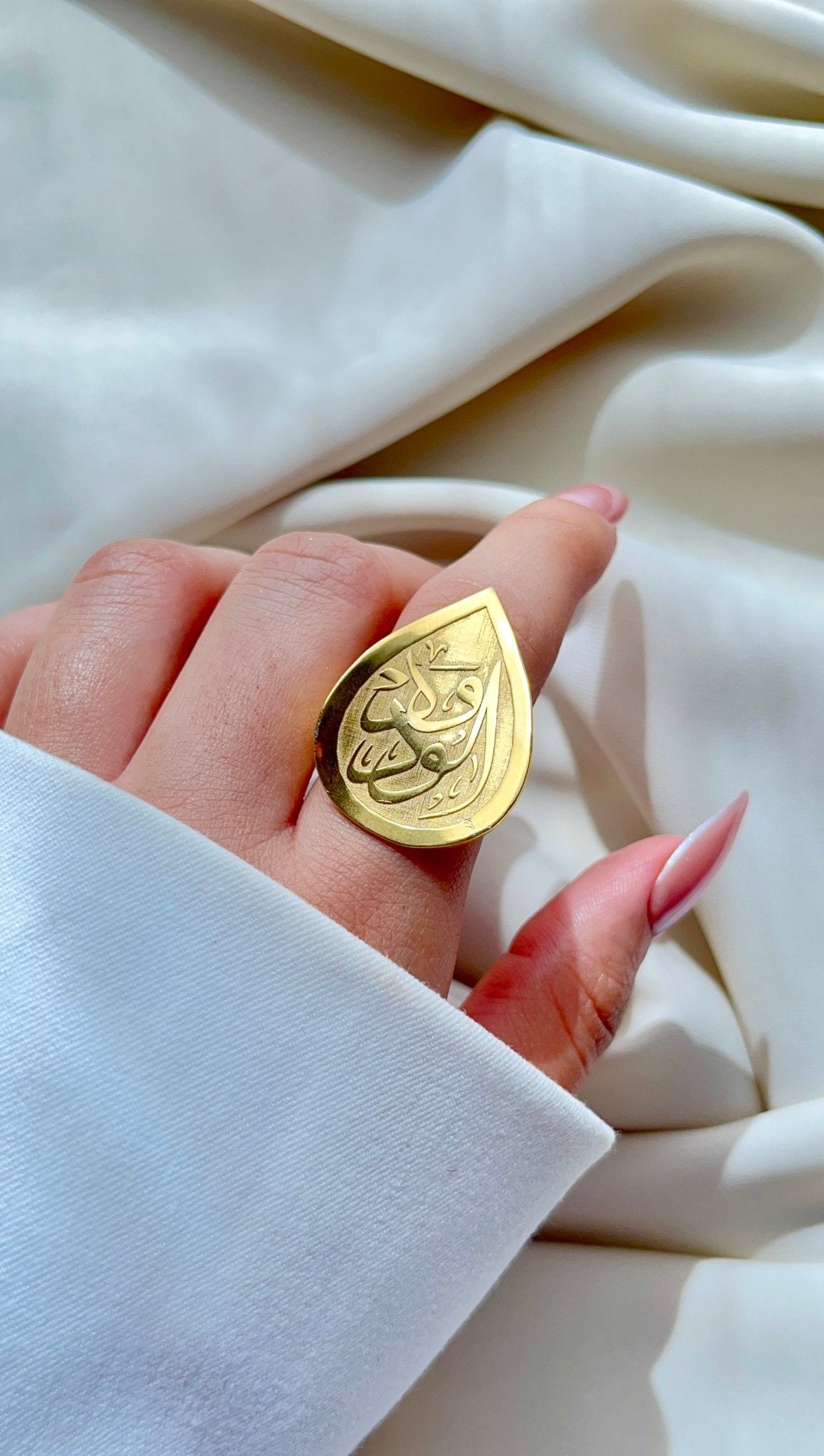 Wad Al-Wadoud Arabic Calligraphy Teardrop Ring - Gold-Plated