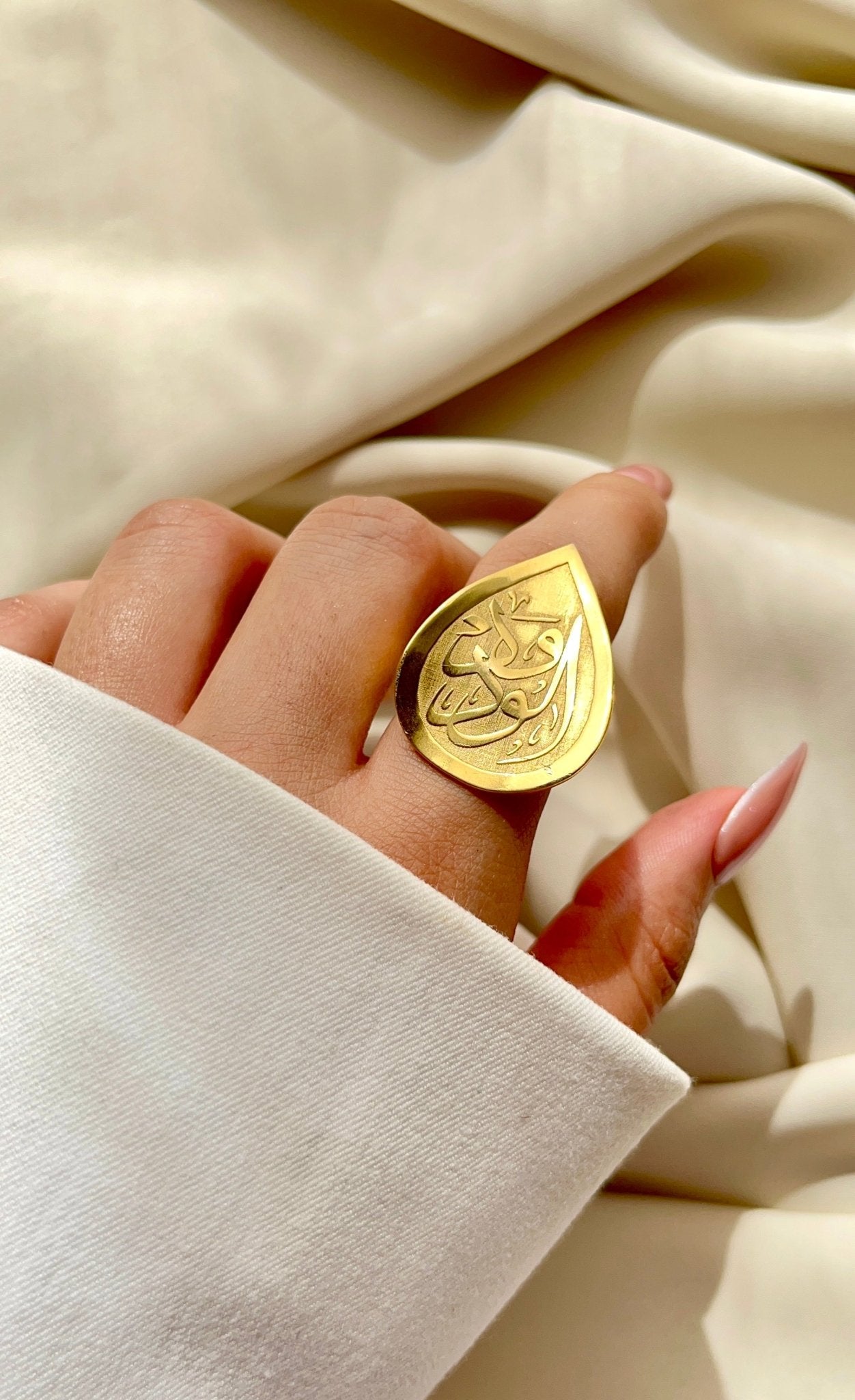 Wad Al-Wadoud Arabic Calligraphy Teardrop Ring - Gold-Plated